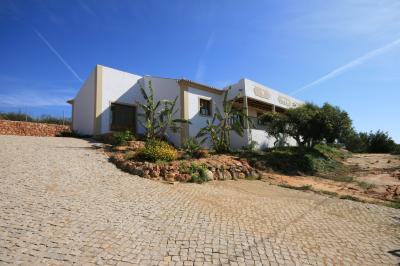 Villa For sale in Olhão, Algarve, Portugal - Quelfes
